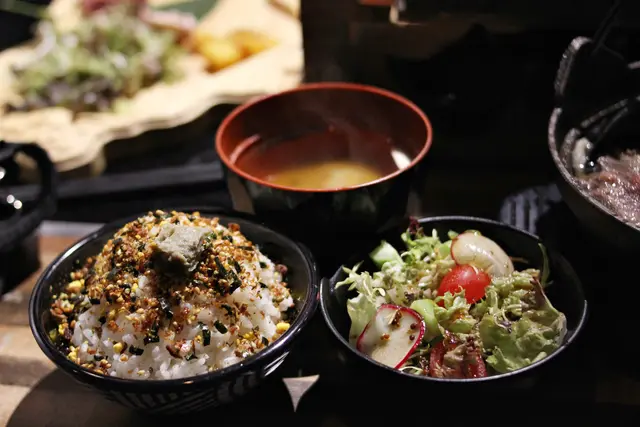 另加25蚊包沙律,蟹膏飯,湯一碗