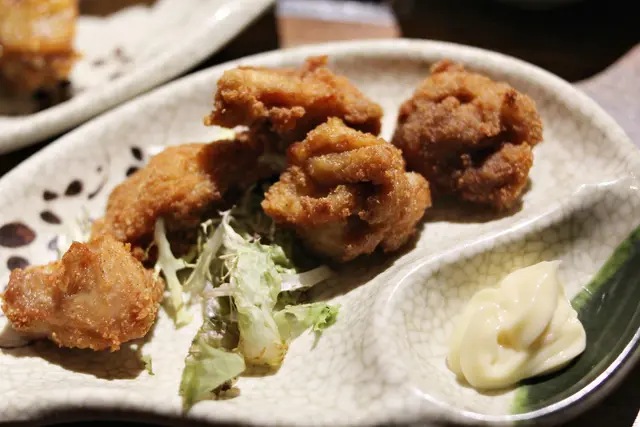 日式炸雞,由於前面雞翼太出色,炸雞反而比下去,皮脆,但肉唔嫩,中間比較乾身,而且細件
相比之下無咩特色~我個人建議要多份芝麻雞翼更好食!!