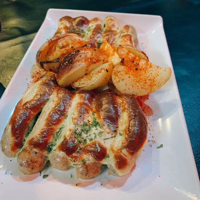 芝士紐倫堡腸 拼 甜辣脆薯角