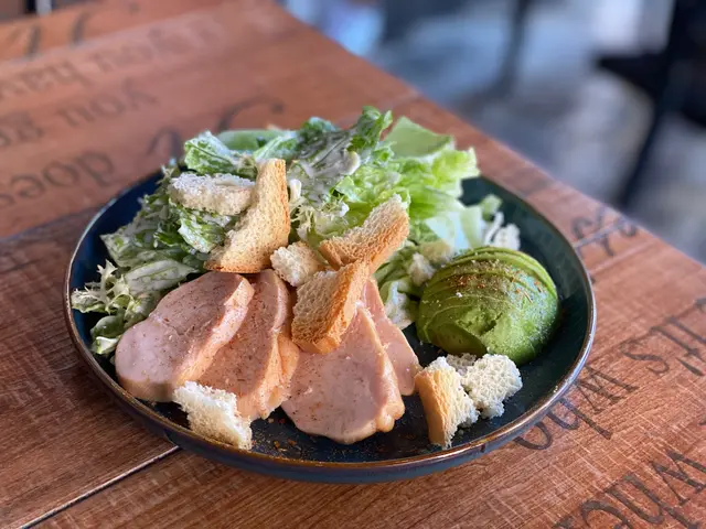 慢煮雞胸伴牛油果凱撒沙律