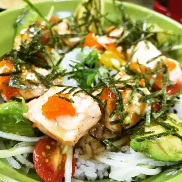 慢煮三文魚配牛油果丼