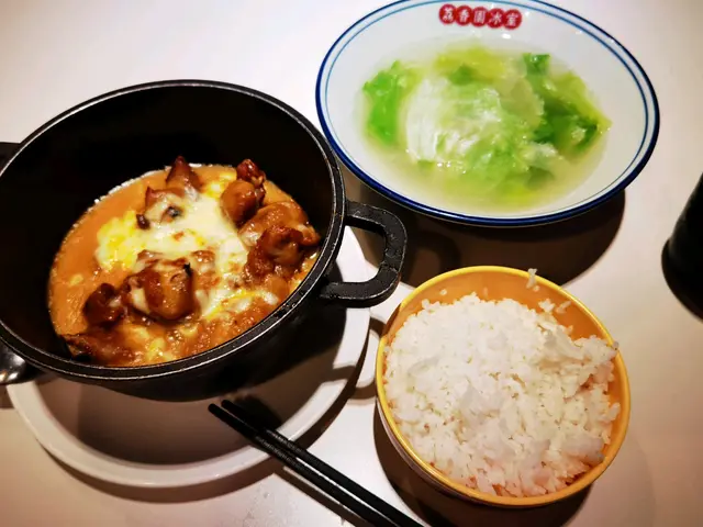 加埋一碗凍嘅飯同味精水浸菜