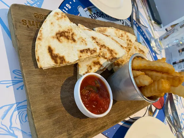 燒雞肉芝士夾餅配薯條