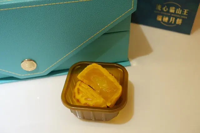 榴槤軟心比預期少一點,卻是榴槤香濃郁,皮薄餡豐,香滑軟綿的奶黃,帶點鹹蛋粒,而且甜度適中!