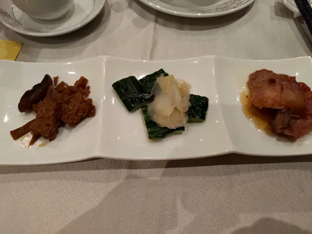 前菜，叉燒好諗，烤麩唔夠味