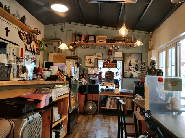 室內地方，只有小桌子三張