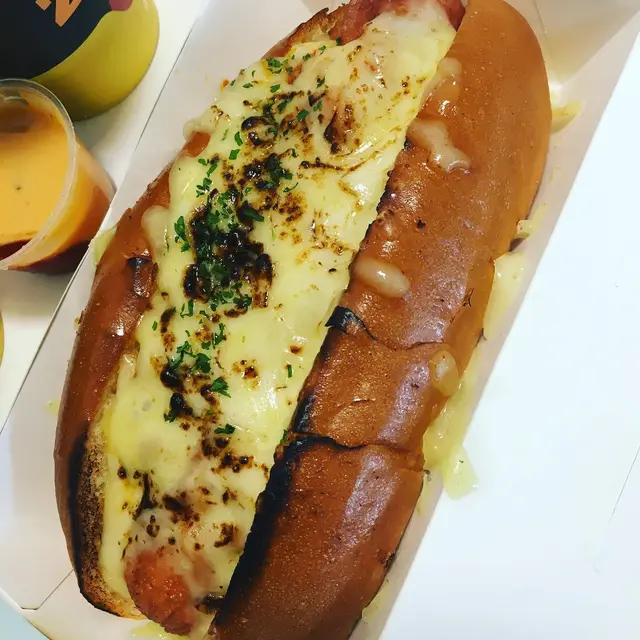 火炙芝士辣肉醬熱狗 