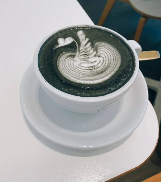 竹炭鮮奶咖啡