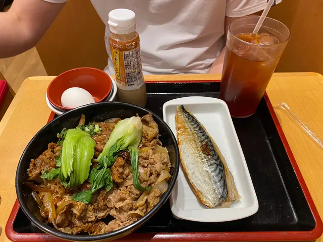 溫泉蛋牛肉燒肉雙拼丼