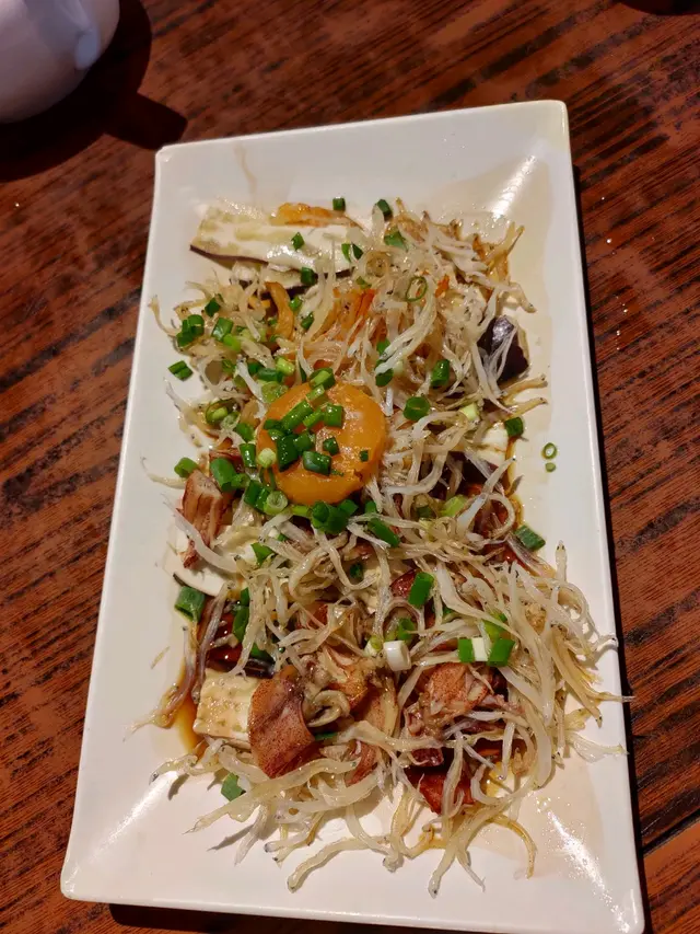 銀魚仔，魷魚乾，蝦乾同鹹蛋黃。四樣都有鮮味，唔太鹹，好送飯