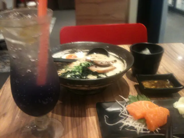 美味黑蒜醬湯烤豬肉片拉麵，配生魚片和特別的西柚飲料