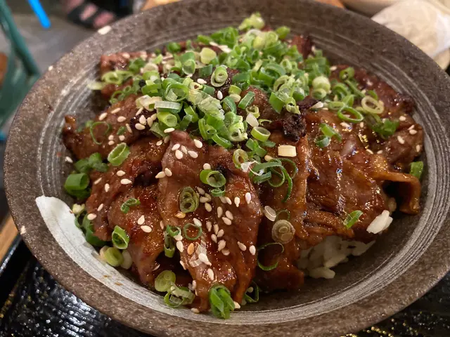 安格斯牛肉飯配溫泉蛋