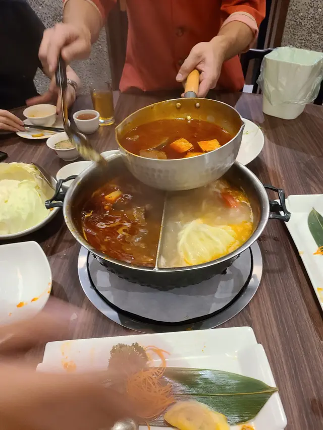 麻辣鍋會不時有人會加鴨血同豆腐 ，最出色就係個鴨血