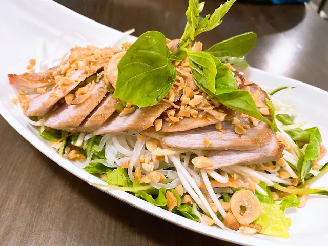 烤豬頸肉青木瓜沙律