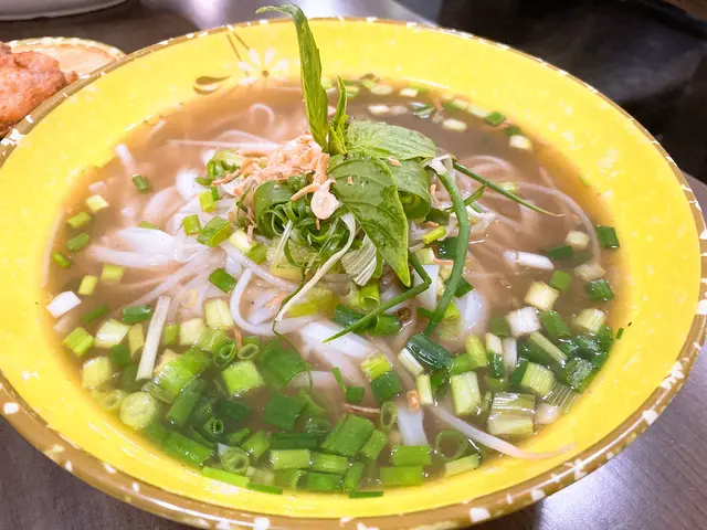 大越三寶湯粉(香茅雞翼/香茅豬扒/扎肉)