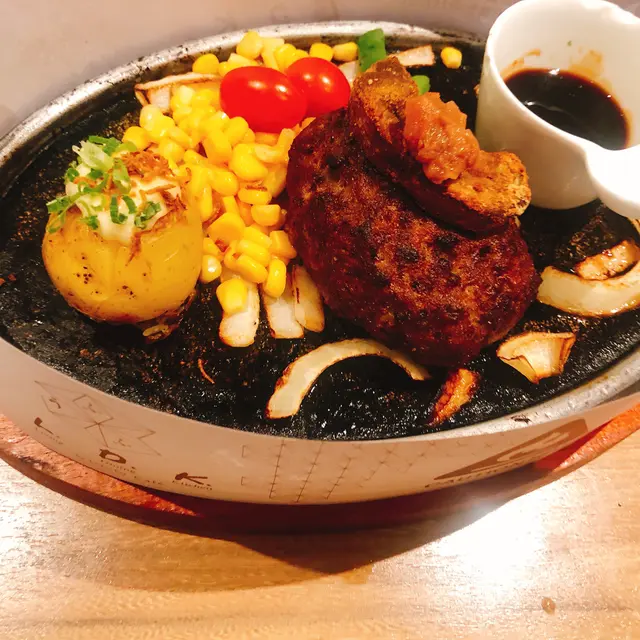 漢堡包幾好食,煎鵝肝炸完好細件同質感好差。大家淨係叫漢堡扒得啦