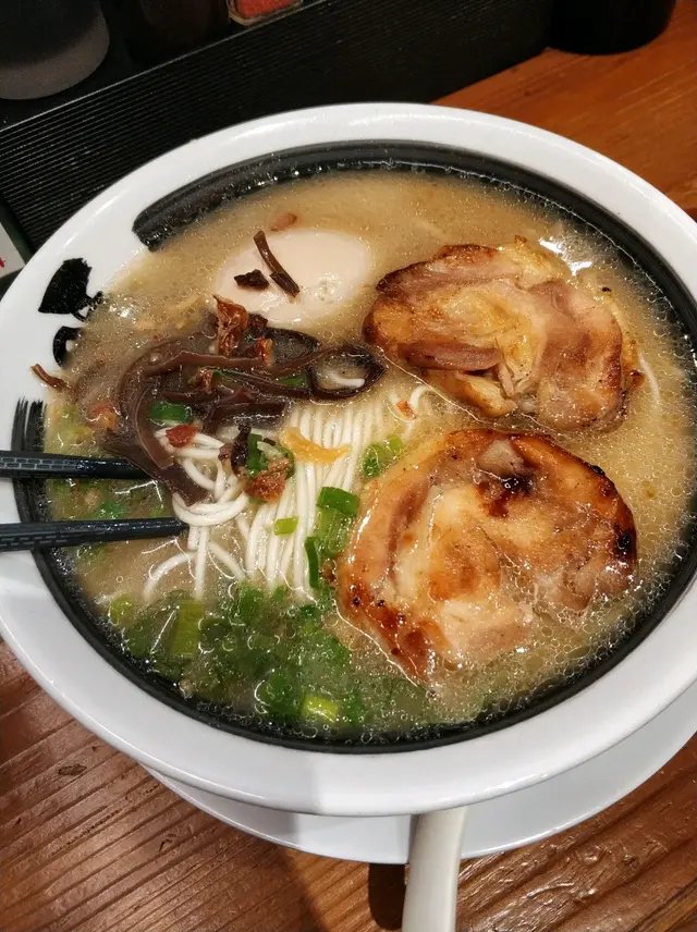 湯底叫了少油仍然很油,有啲咸,麵條點了適中仍有點硬,雞肉嫩滑但偏肥,呢個價錢,可以有其他選擇