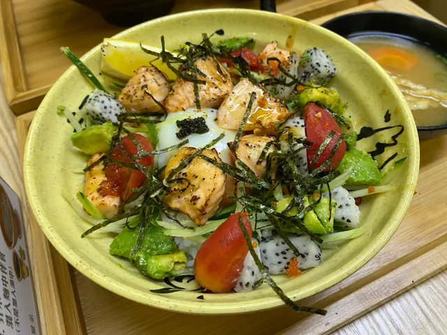 慢煮三文魚配牛油果丼