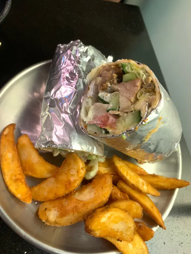 對於減肥既我來講，真心唔錯，好大份之餘，味道清新，裡面的菜新鮮唔會死死下，醬汁唔會太多，雞肉有點柴，整體來講不錯👍🏻