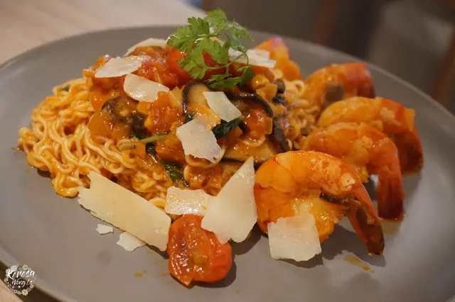 鮮海蝦炒即食麵配香草龍蝦蕃茄汁