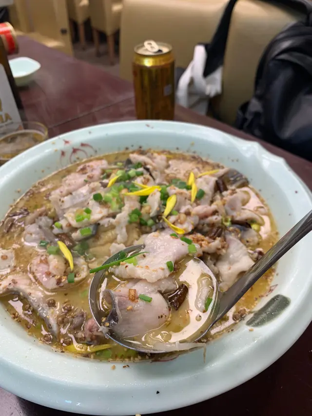 湯底除咗酸辣味，仲有魚湯甜味👍