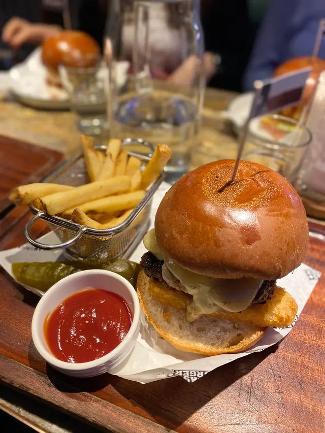 熱溶拉可雷特芝士漢堡
