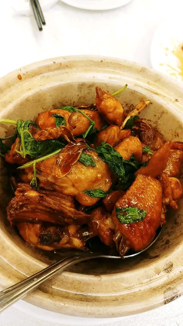 非常夠鑊氣及九層塔香味的雞煲。因為炸魚先上，味道竟不夠炸魚濃，不錯。