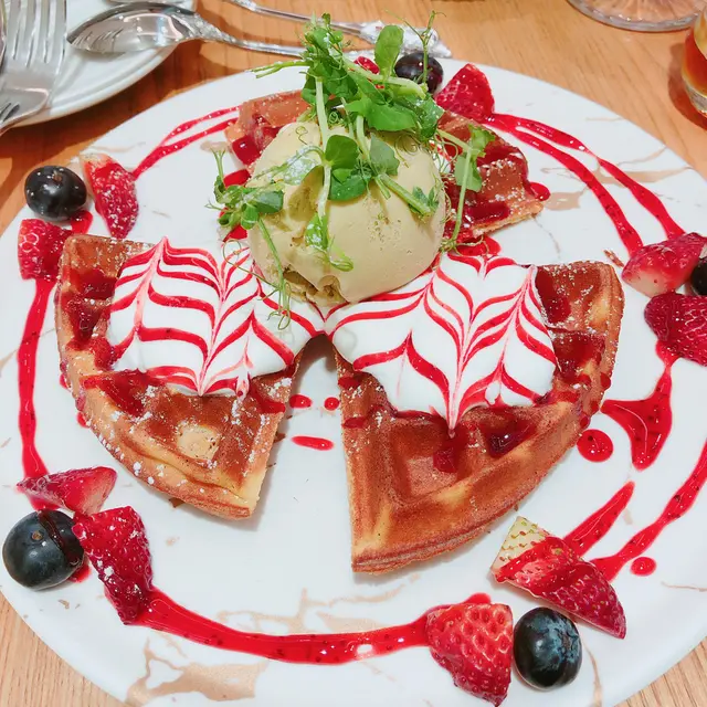 士多啤梨配奶油醬.窩夫鐵觀音雪糕