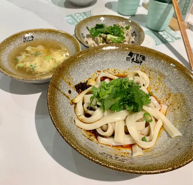 刀削麵較硬身同QQ，成個麵得啲辣&油味，鹽水雞味道不錯，不過可再入味啲，而個蛋花湯極度難飲，似餿水👎🏻