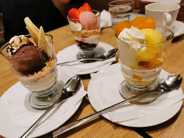 迷你芒果芭菲、士多啤梨芭菲和香蕉朱古力芭菲