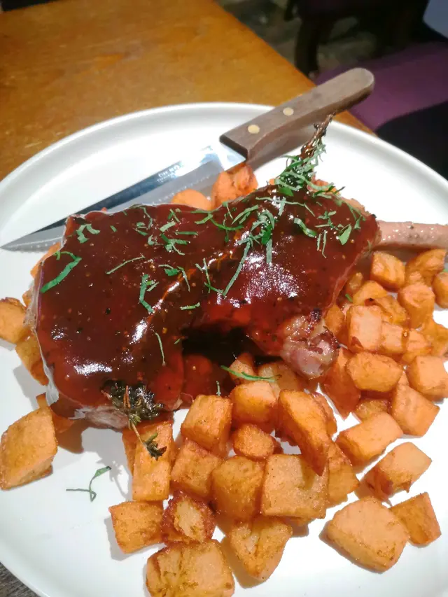 西班牙慢煮黑毛豬配些厘醋燒汁及炸薯粒