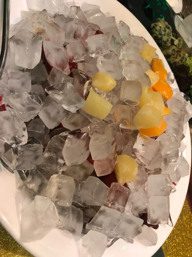 聽聞呢個係招牌菜,同出面食嘅咕嚕肉好唔同,喺一堆冰粒裏面搵啲咕嚕肉嚟食,好似尋寶咁!第一啖咬落去,好脆,啲肉仲好嫩,唔怪得係招牌菜!