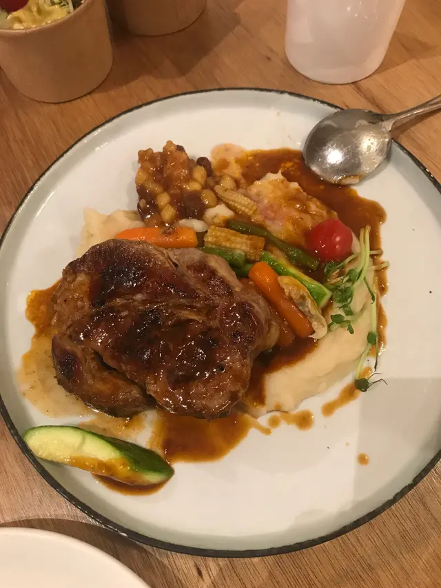 慢煮厚切日本四元豚肉，薯蓉，肉桂蘋果