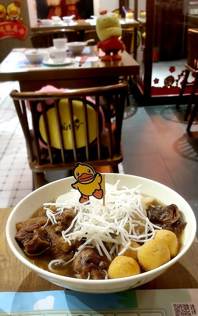 德記招牌麵 雞翼、魚蛋、豬腸、豬皮、滷水蛋、蘿蔔、牛筋腩