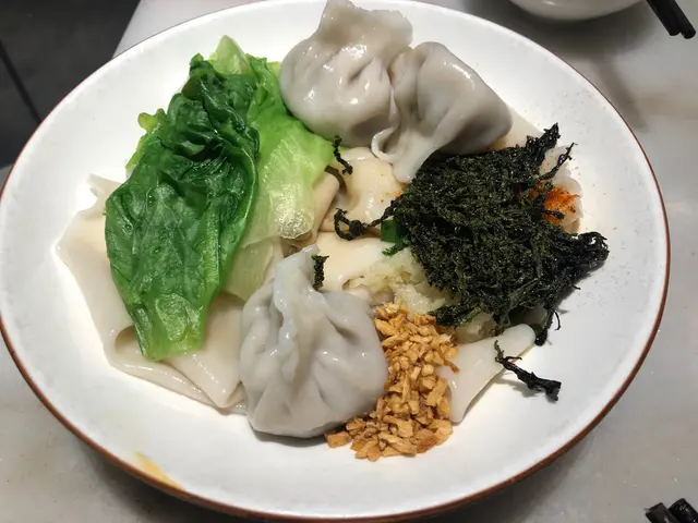 麵條好似寬條麵咁，好有口感，辣味特別，對食少少辣嘅人嚟講啱啱好，羊餃有少少膻，個扯麵有炸紫菜，有點似小老闆戈隻，幾得意。正！