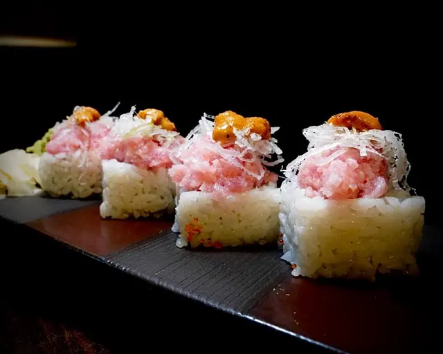 碎蔥吞拿魚腩海膽卷