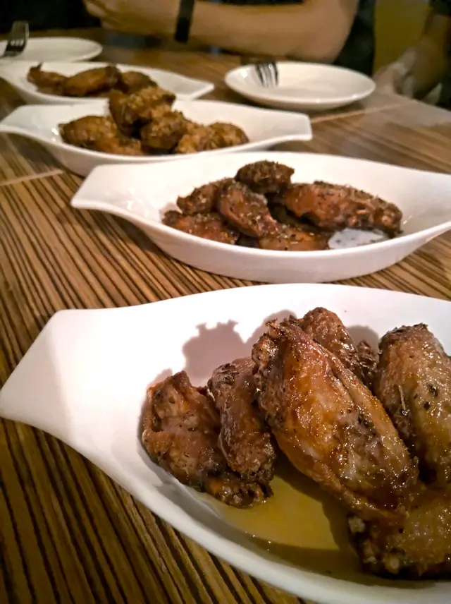 一個唔錯嘅雞翼放題，新鮮炸起俾大家食，又唔會炸到好乾，入面Juicy。有4隻味，香草、蒜、蜜糖同鹽味。個人鍾意蜜糖味。其他有seasoning過會有啲啲鹹。88蚊，4種味，其實抵到爛…