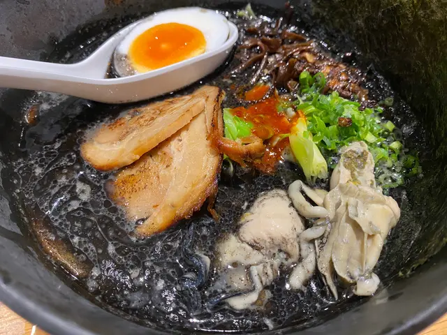 黑拉麵配廣島蠔