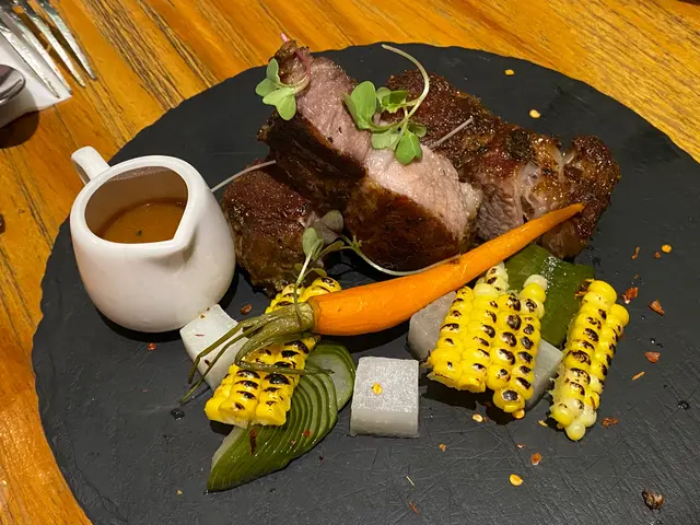 西班牙伊比利亞黑毛豬梅扒(全橡級別)配烤粟米