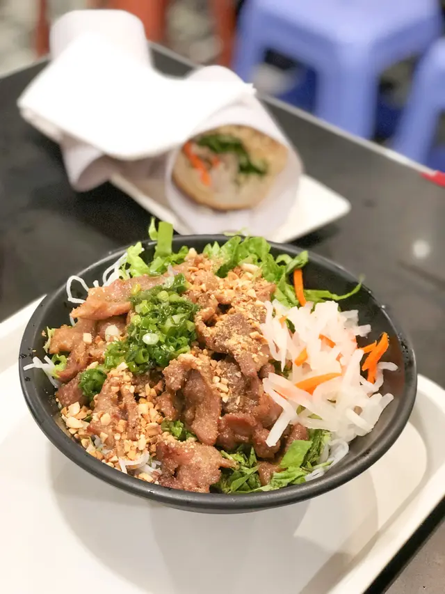 烤豬肉撈檬 // 越式法包 