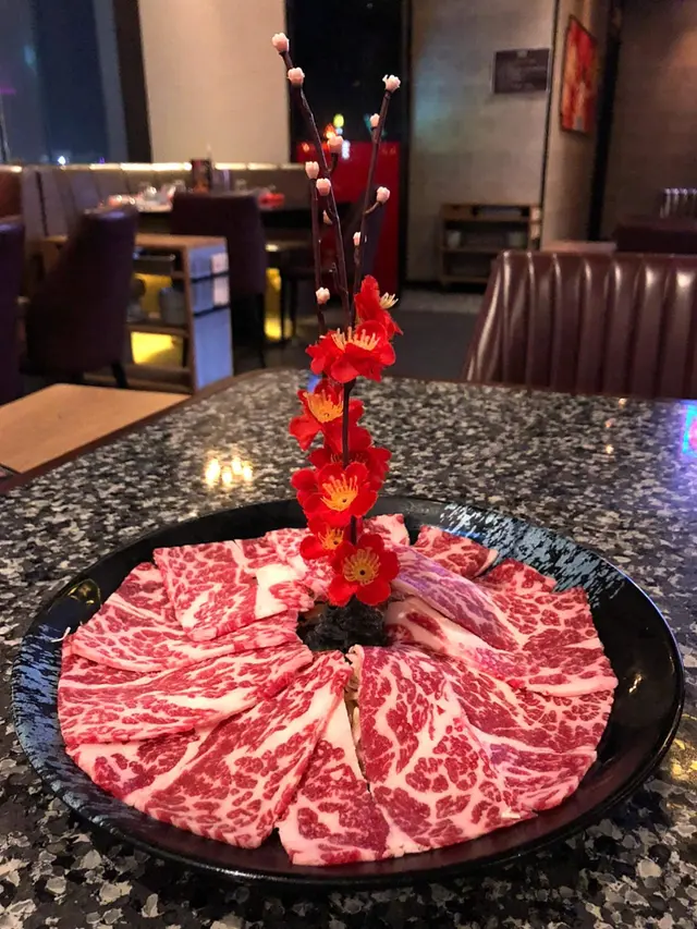 盤相當架勢 手切成薄片嘅肥牛鮮紅鮮艷 雪花紋路有致 肥瘦均勻
