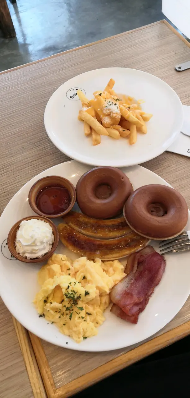 煙肉香口，炒蛋唔老，正正常常， 食完咸嘅， 最後先食甜嘅， 外脆內軟的窩芙 及蕉糖香蕉 