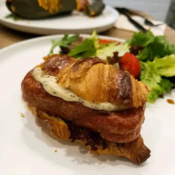 厚切午餐肉牛角酥