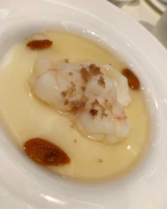 金腿蛋白蒸龍蝦球