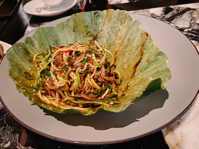 用荷葉包住四川辣牛肉絲, 鐘意香辣既啱哂, 但味道偏重, 所以要同煙燻四喜素卷一齊食, 不過我都有係咁飲水