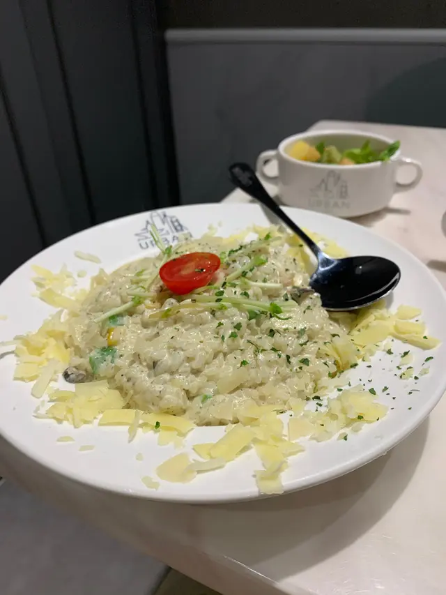 辣肉腸拉絲水牛芝士手工薄餅