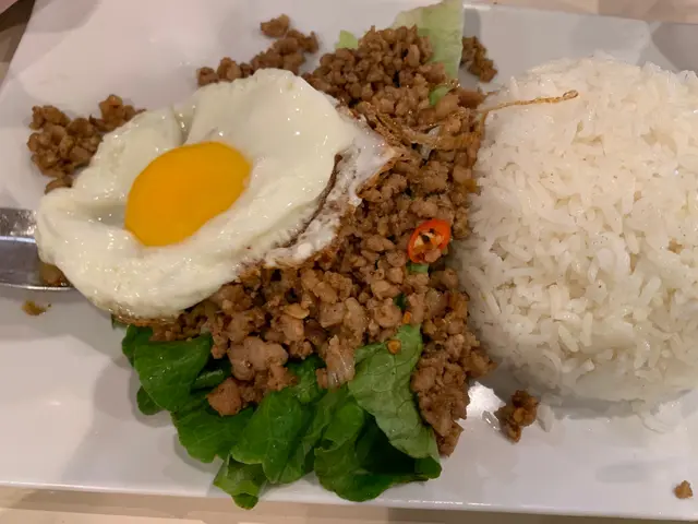 泰式煎蛋肉碎飯