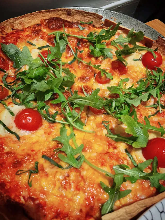 番茄水牛芝士薄餅