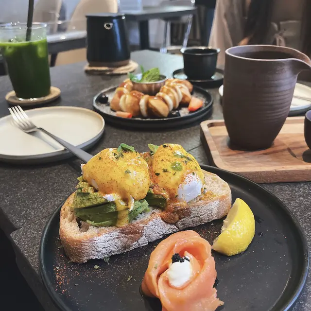 牛油果班尼迪克配煙三文魚 