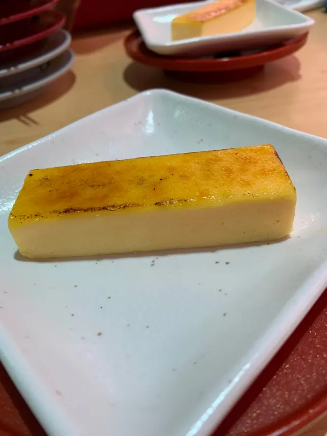 第一次食呢個甜品 同creme brulee 好相似 上面啲焦糖好脆 而下面啲好似冰左嘅奶油咁 好似食緊雪糕咁 而入口又會慢慢咁融化
